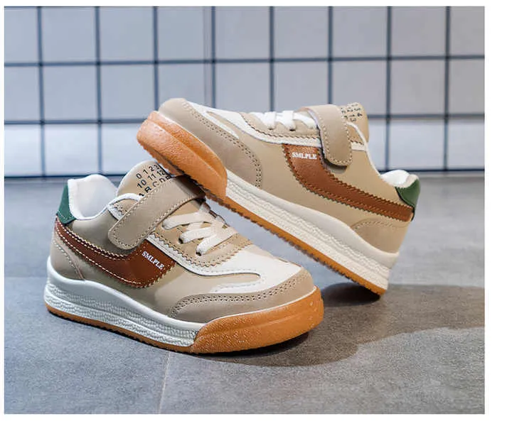 أحذية رياضية للأطفال خفيفة الوزن ومستديرة . Lightweight, round-toe kids' sneakers