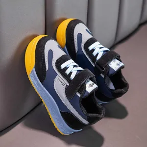 أحذية رياضية للأطفال خفيفة الوزن ومستديرة . Lightweight, round-toe kids' sneakers