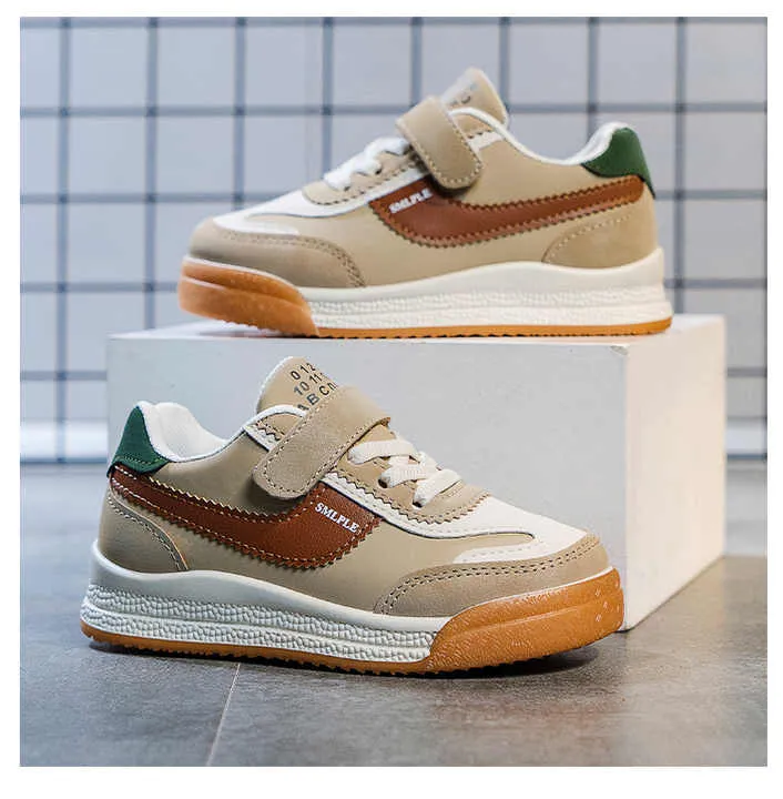 أحذية رياضية للأطفال خفيفة الوزن ومستديرة . Lightweight, round-toe kids' sneakers