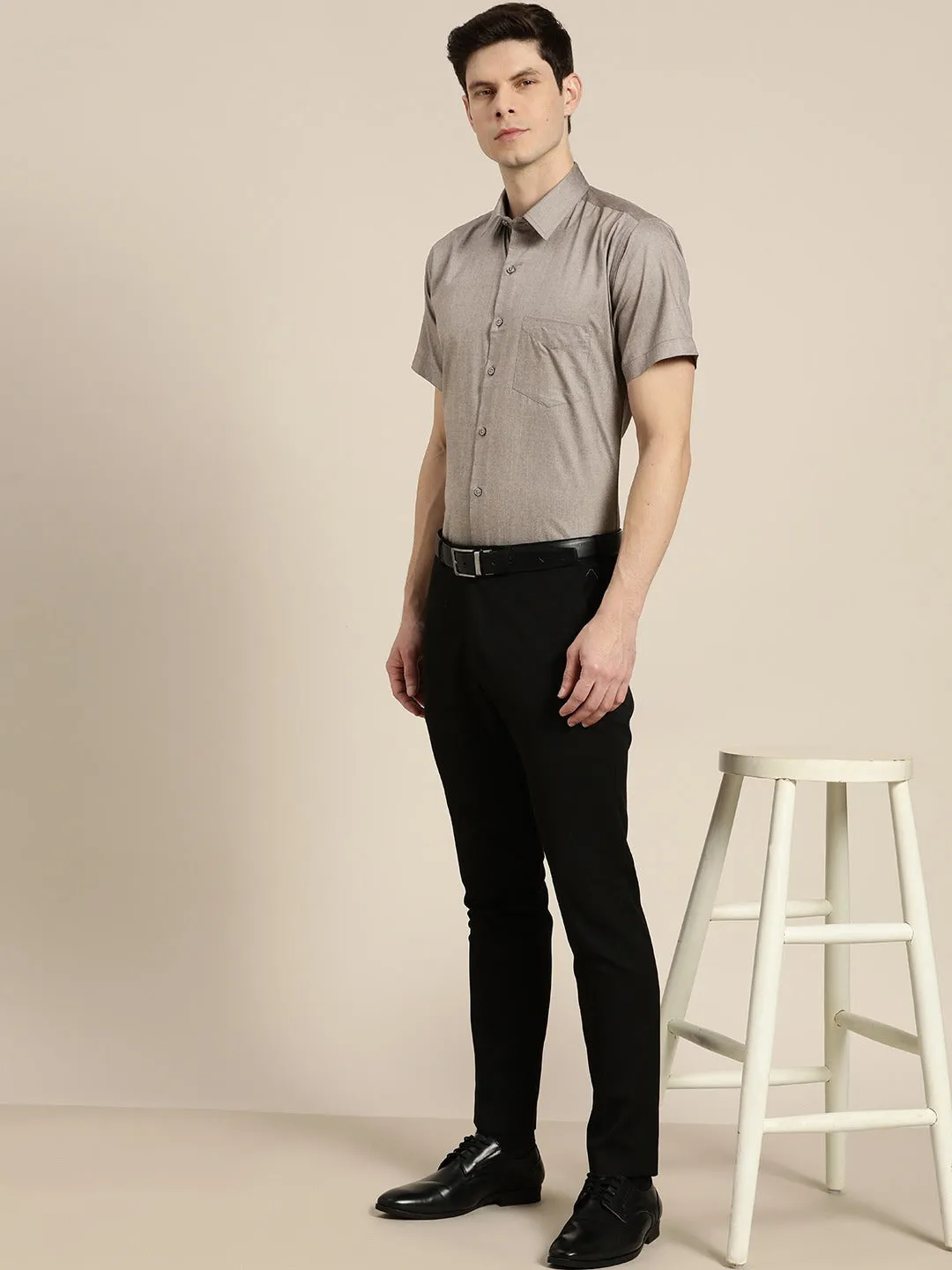Men Grey Solid Chambray Short Sleeve Cotton Rich Slim Fit Formal Shirt